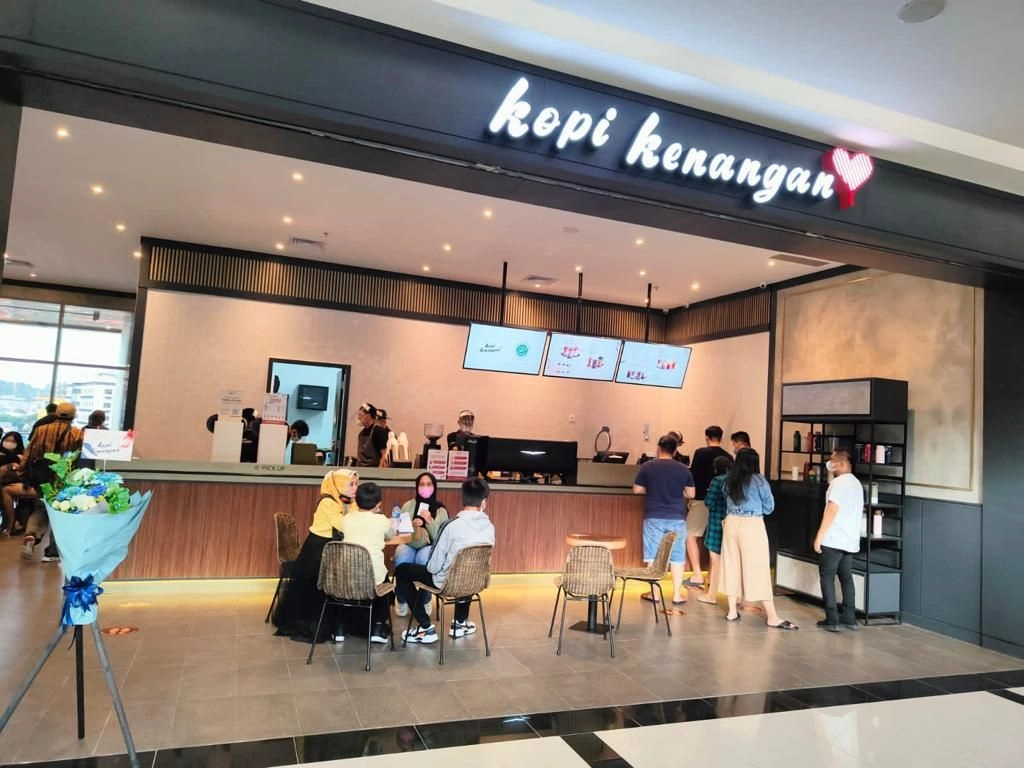 Kopi Kenangan Padang: Kenapa Sih Viral? Lokasi Nyaman, Harga Bersahabat, Fasilitas Mantap, dan Rasa Apa Aja?